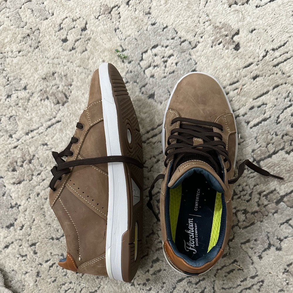 Florsheim leather sneakers, comfortech size men’s 7. Excellent condition.